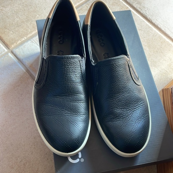Black Leather Ecco Leisure Slip ons - Picture 5 of 7